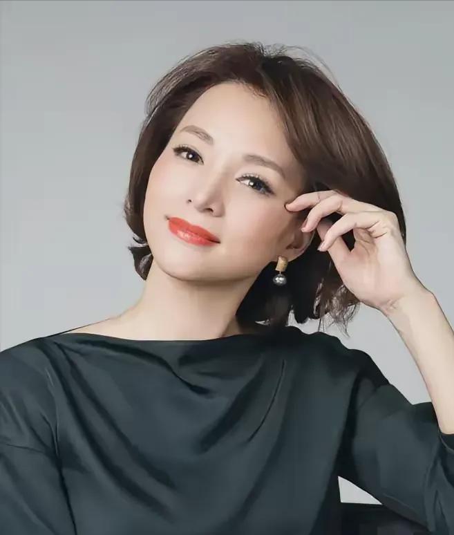2013年，40岁的董卿执意嫁给35岁的百亿富豪密春雷，董妈妈苦苦劝阻:
