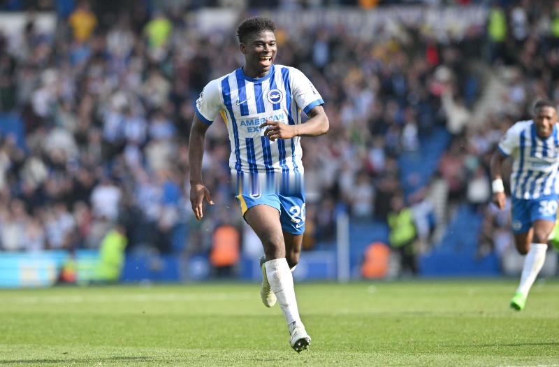 据知名转会记者罗马诺报道，自去年夏天以来，曼联方面一直与本莱顿中场巴莱巴的团队保