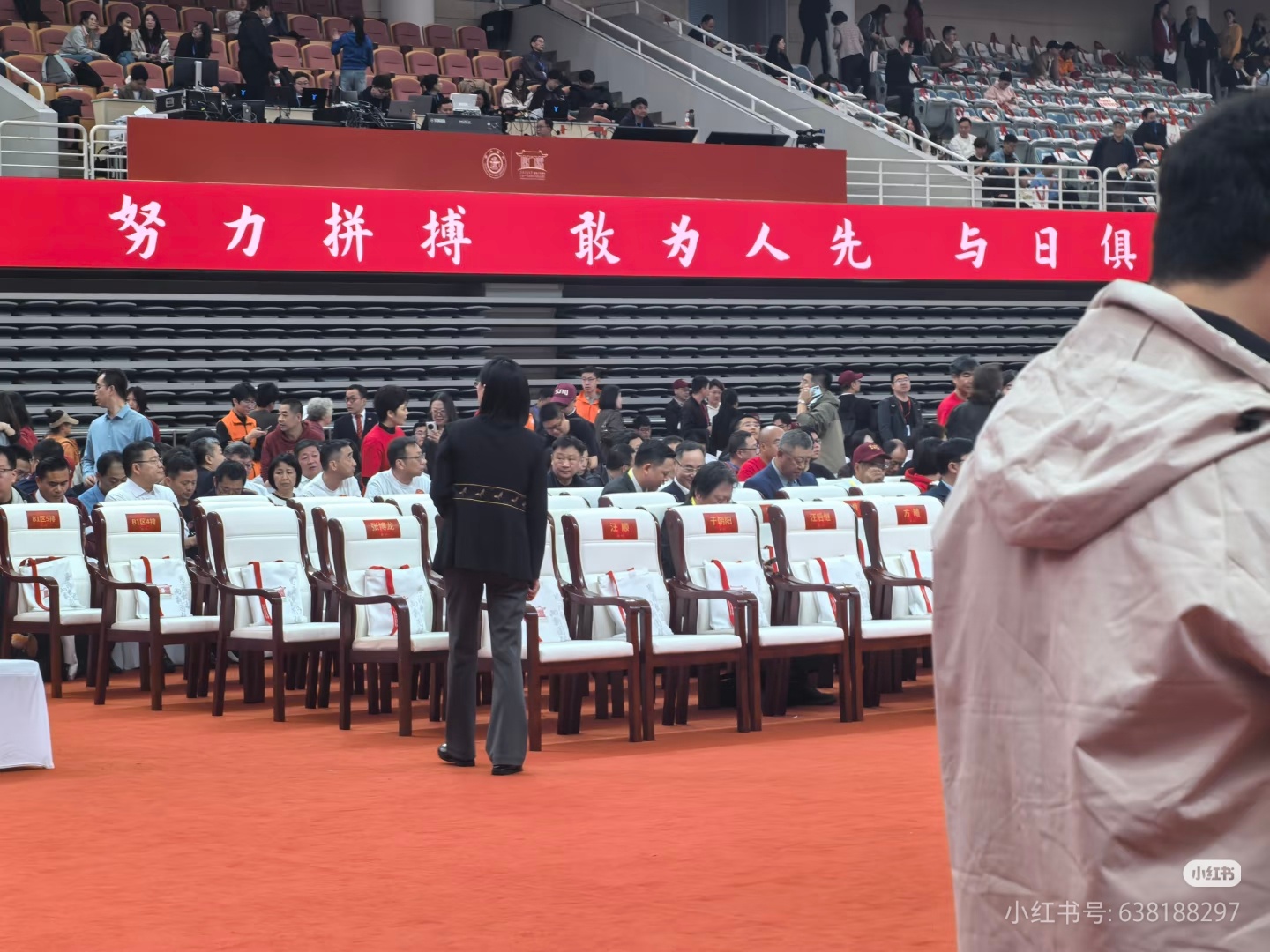 本来今天应该看到爸妈一起去交大校庆 一起去吴越杯的 谁来还我的糖