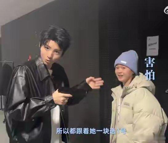 王俊凯逼全红婵选1号全红婵来北京观看王俊凯话剧演出，这是他们在后台互动时的情景，