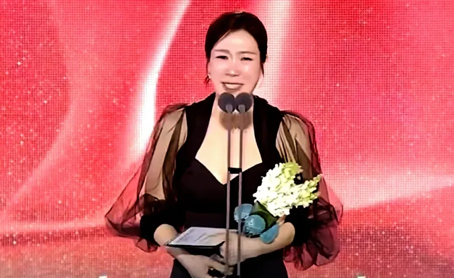 爱纯妈妈获奖了百想直播直接被戳中泪点。光礼获奖后，第一时间喊着“爱纯啊，妈妈受赏
