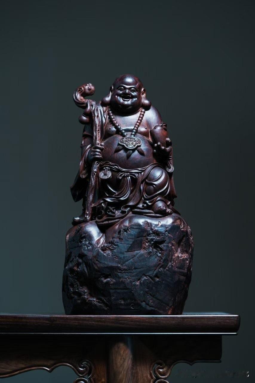 很多弥勒在笑，
但有的笑，是浅的；有的，是有“分寸”的。

这尊紫檀弥勒，料子沉