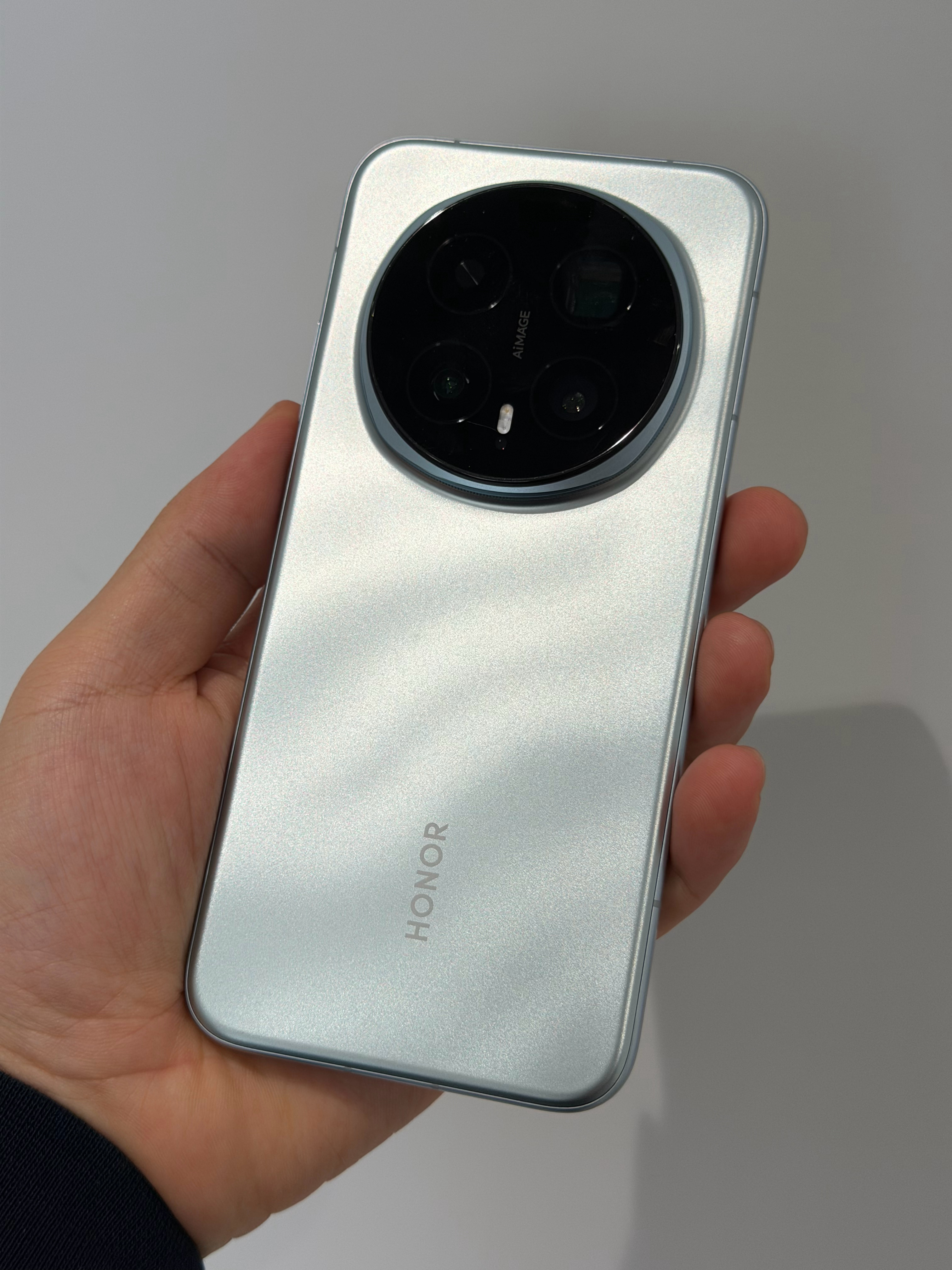 荣耀AI体验确实不错，刚从同事手机抢过来荣耀Magoc8 Pro，说YOYO很聪