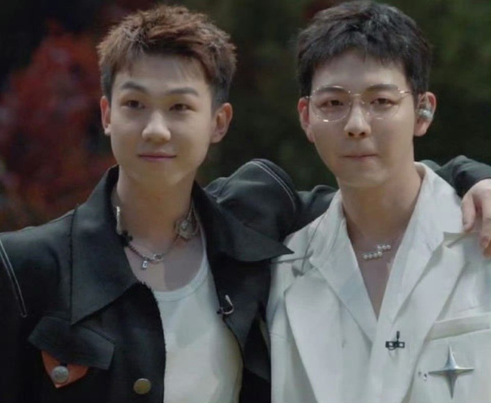 胡夏翻唱孤独患者  胡夏白举纲一开口就是青春 胡夏翻唱孤独患者，都是唱歌很好听的