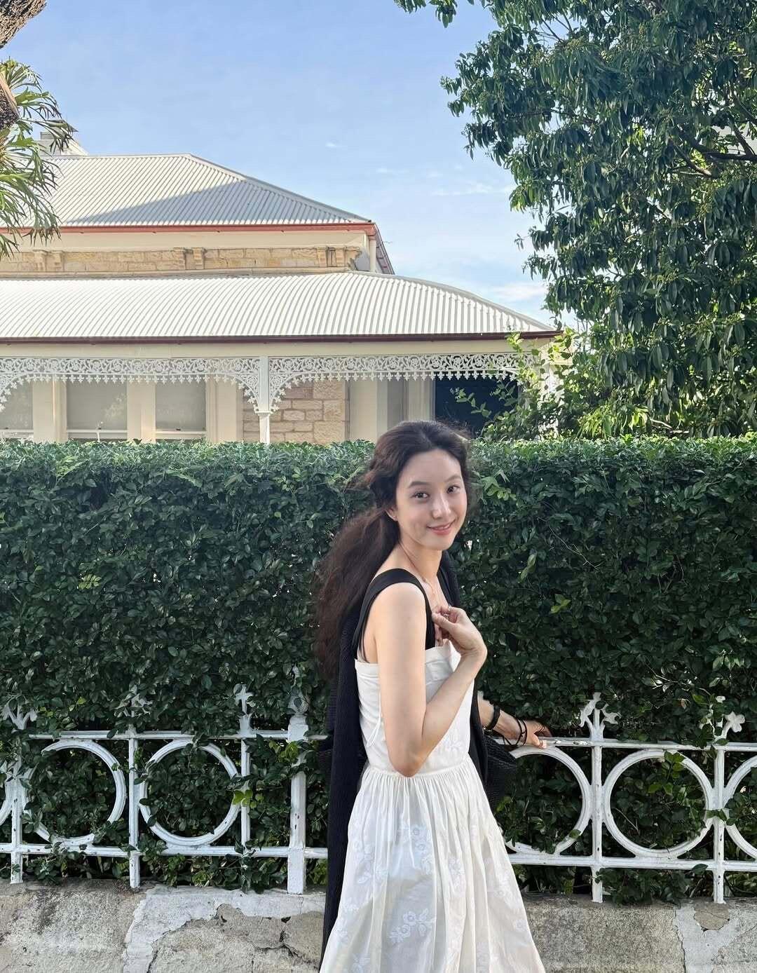 郑丽媛不愧是“行走的衣架子”，私服慵懒又文艺，超好看！
白裙穿搭超温柔，灰调针织