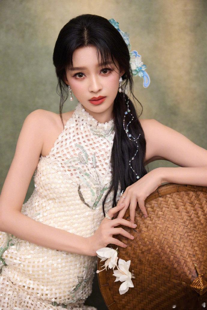 孙怡好狂野的画风我们的宿舍孙怡笔下的自画像画风狂野十足，下笔干脆利落大刀阔斧，精