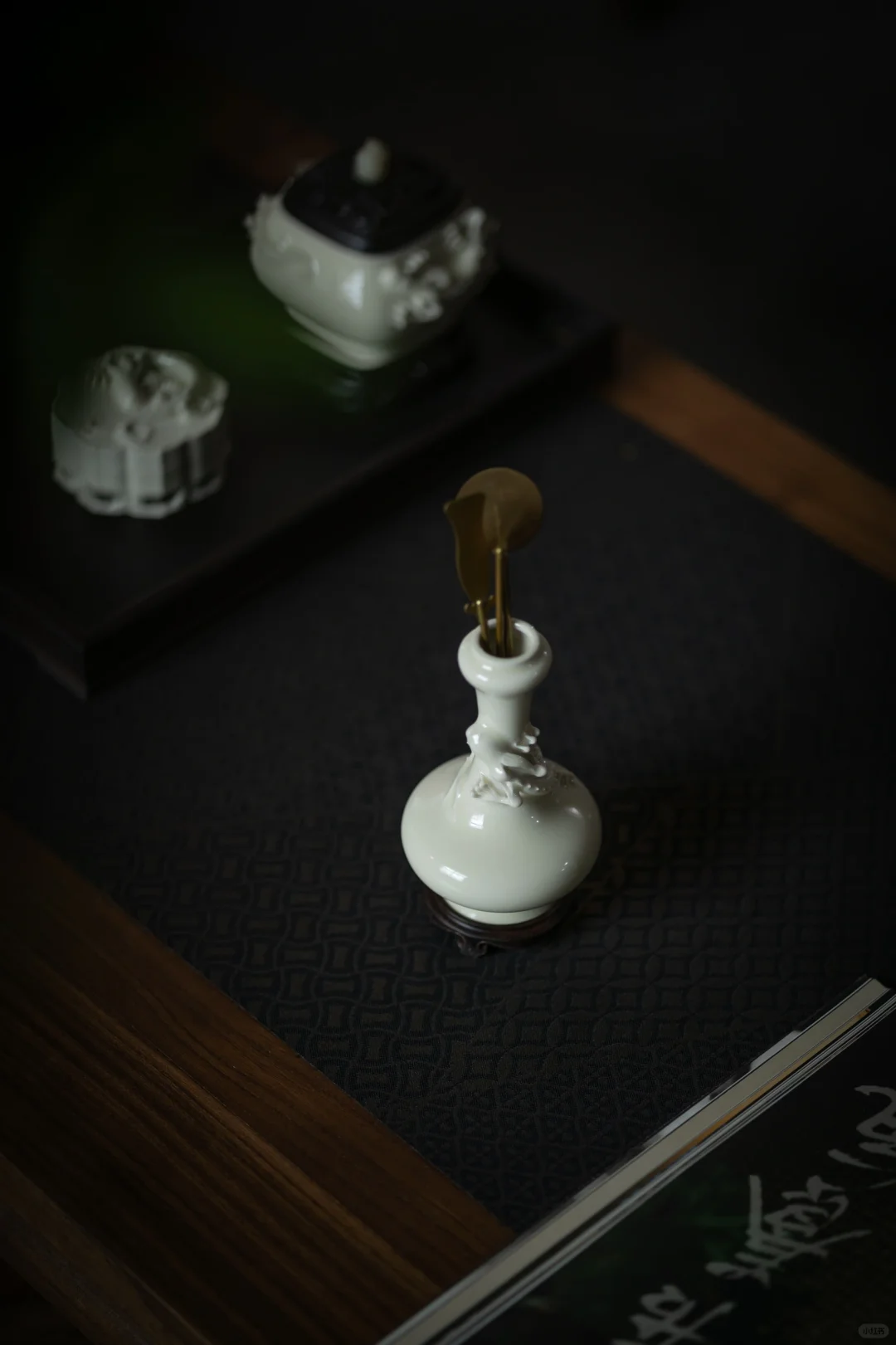 仿德化窑螭龙纹蒜头瓶