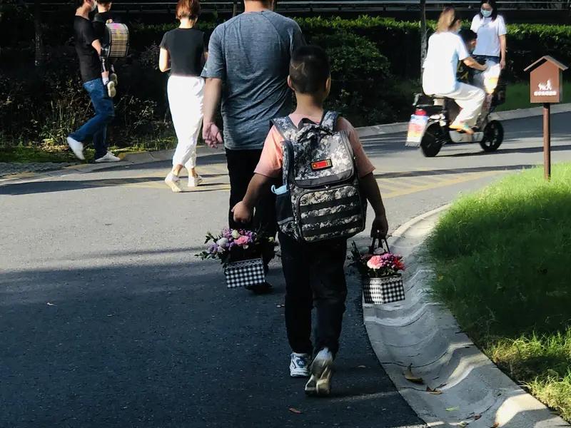 17岁儿子卖花赚零花钱，我全程旁观不插手，结果他干到一半想放弃
5月20号那天，