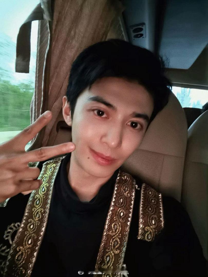 赵小童何浩楠脱口秀画风 他俩平时在种地吧里聊天就像在说相声，一个抛梗一个接，从来