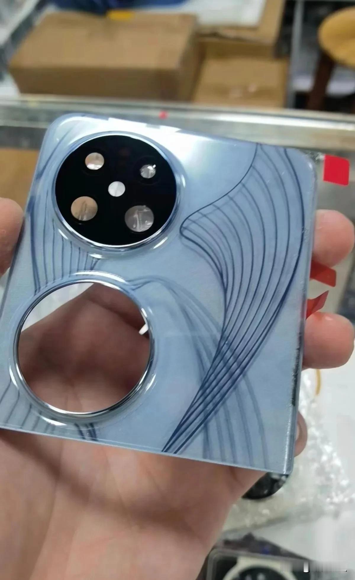 有人说华子Pocket 2这个蓝色艺术家定制版的后盖很丑，我只能说每次华为的新配