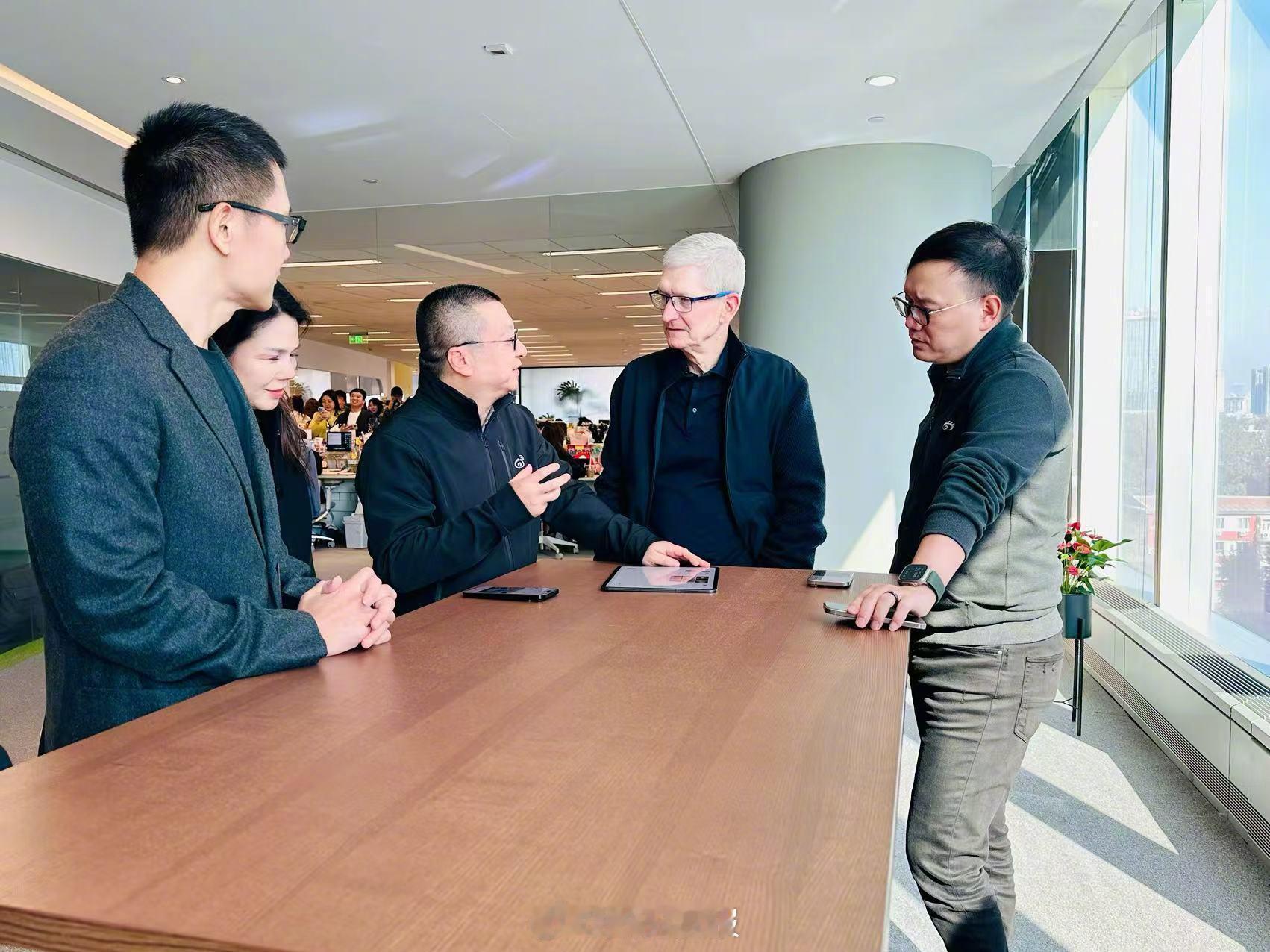 库克又来北京了啊，这次去了微博总部，微博也是苹果客户之一[666] ​​​