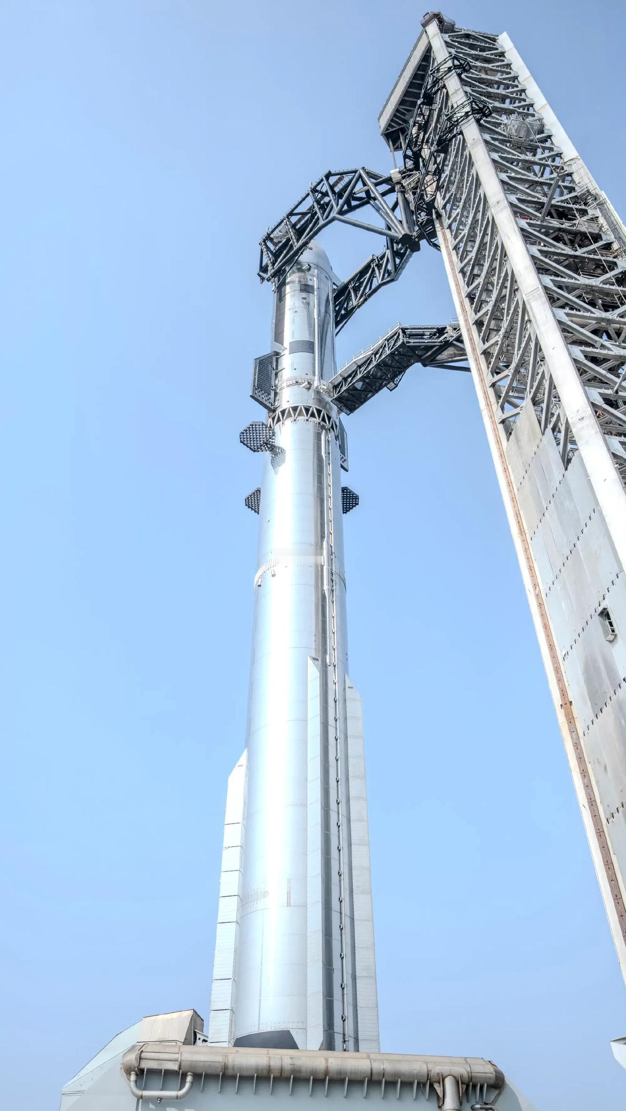 V3版星舰的超重助推器B19和星舰飞船S39完成合体，赶快欣赏一下星舰的暴力美学