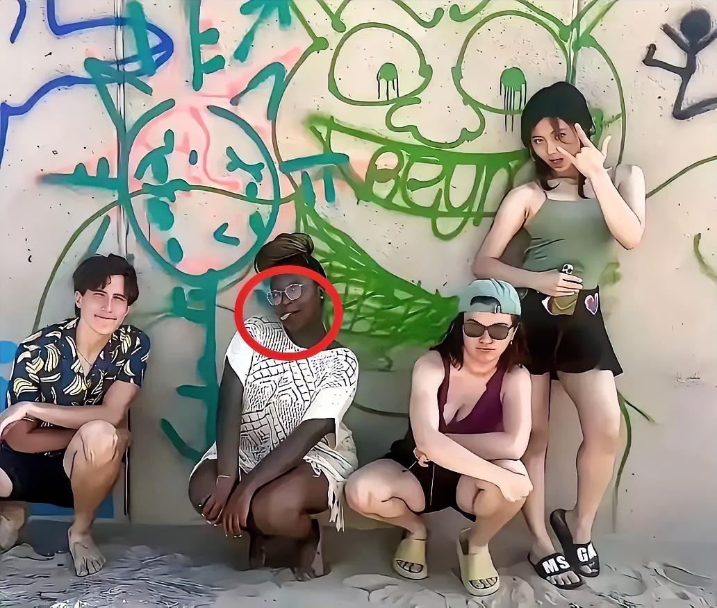 她们抽的是“麻麻”吧。
没有烟嘴，应该不是华子。

看来她们当时的想法和计划都是