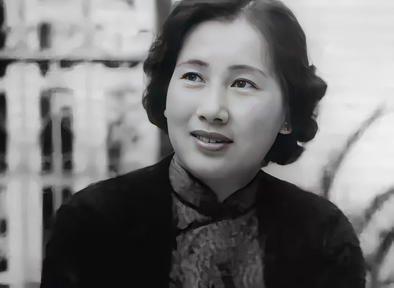 1912年，叶挺被迫娶了童养媳黄春，新婚夜，他被父亲警告：“给我好好圆房，给叶家