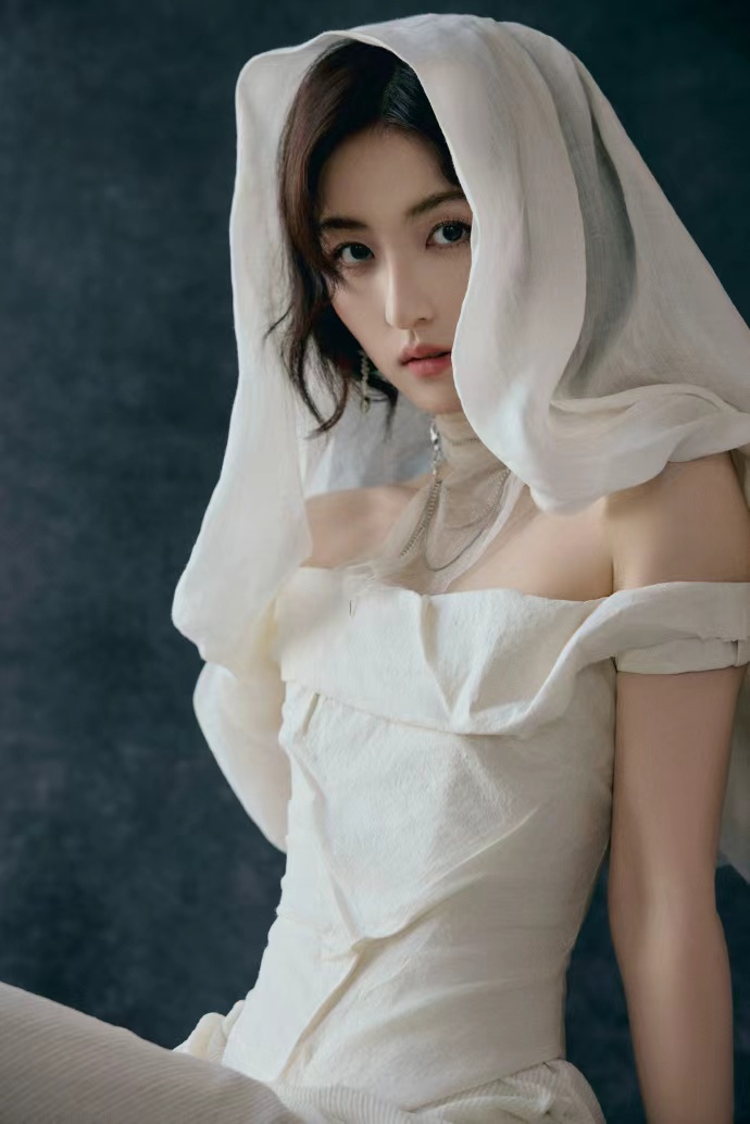 张子枫白头纱新娘张子枫白色长裙 张子枫白头纱新娘，张子枫白色长裙，咱就说子枫妹妹