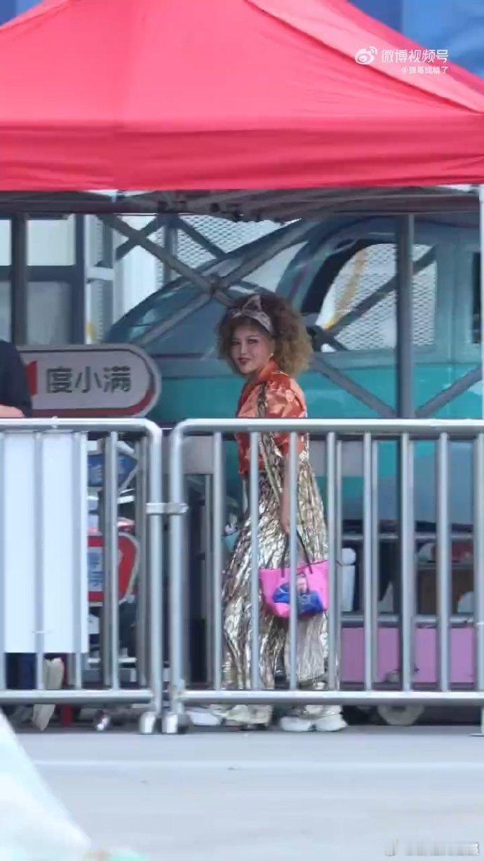 乌兰图雅的爆炸头坐等图雅带着爆炸头唱普通 Disco，氛围感直接拉满乌兰图雅爆炸