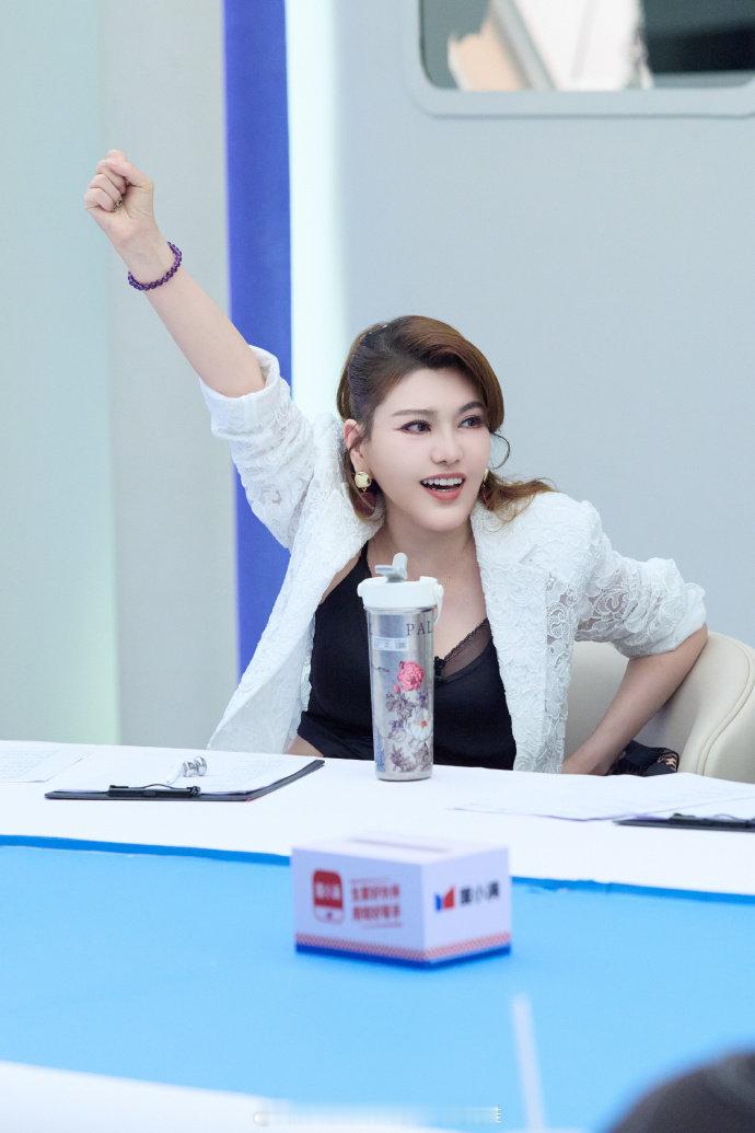 乌兰图雅教宋妍霏和黄圣依跳舞一曲一响，观演区姐姐们全都跟着律动摇摆起来 