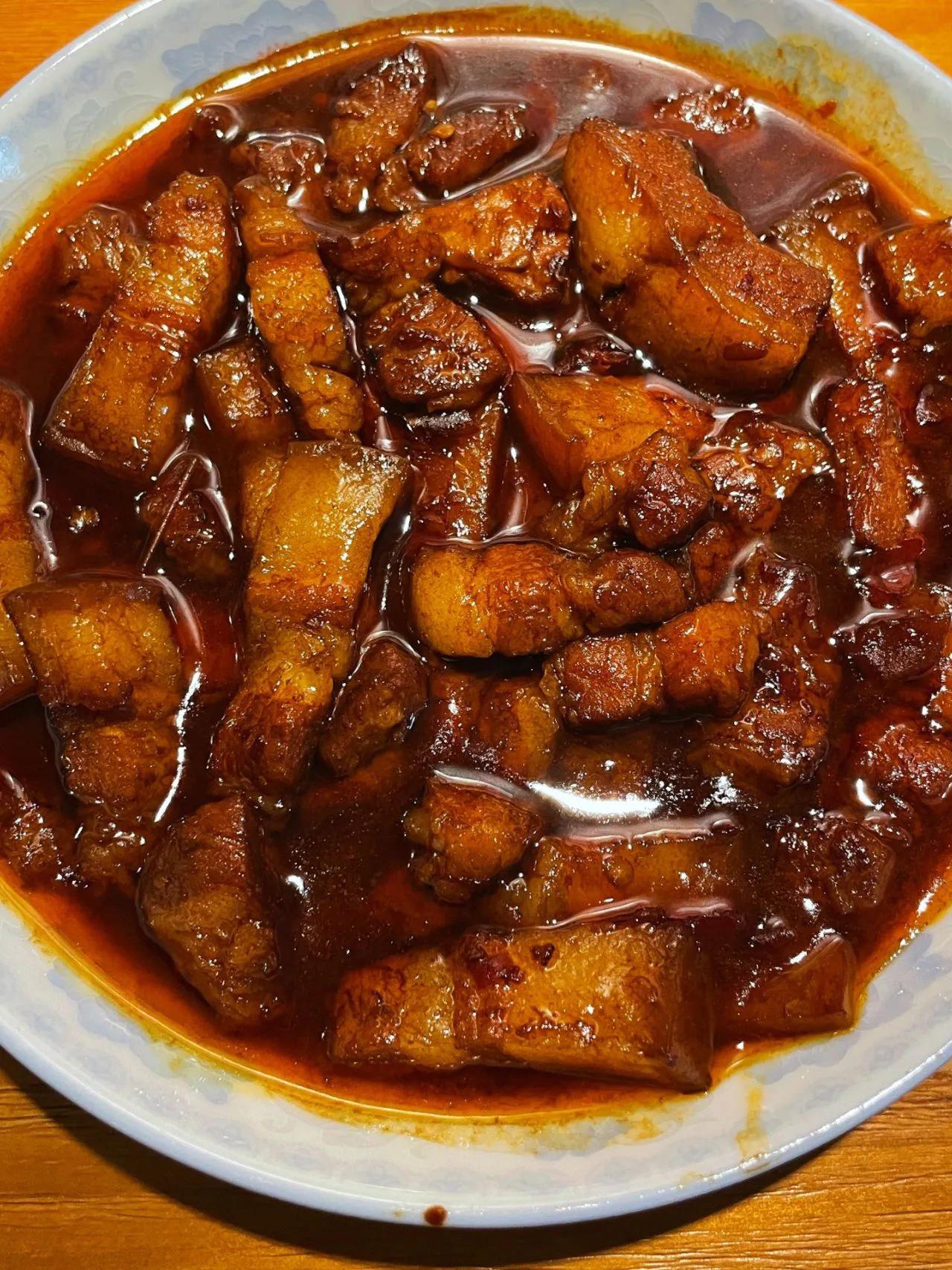 你们都不爱吃馒头吗?
      看到别人做的这个肉夹馍和皮蛋烧椒酱真的把我馋坏