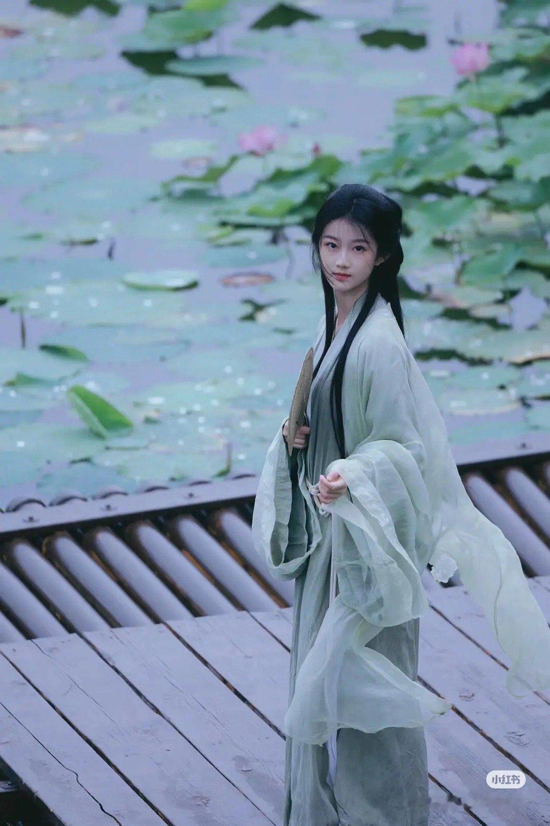 05后小花签约欢娱，只能说现在的审美降级越来越严重了 ​​​