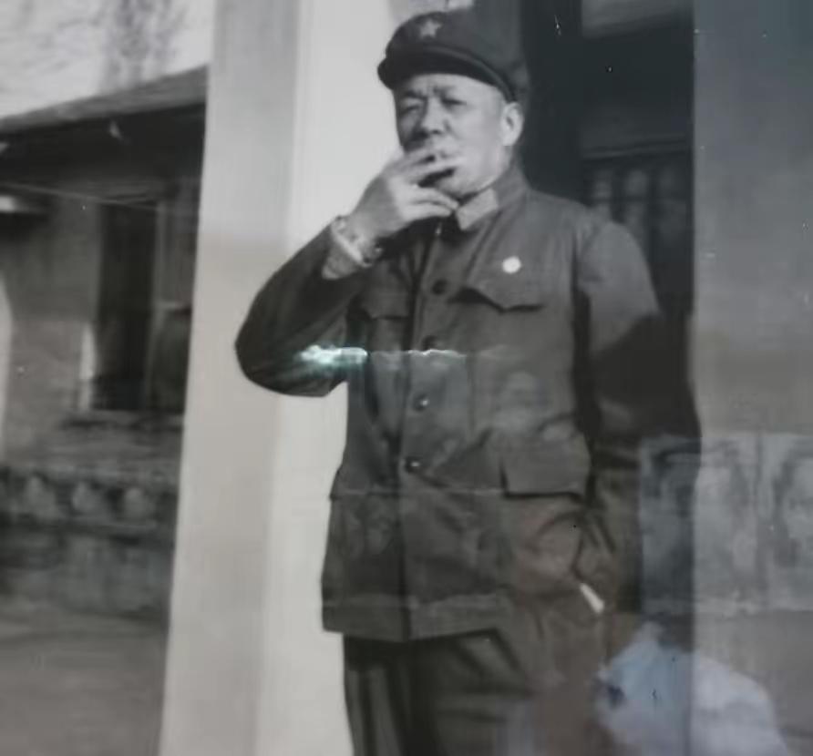 1967年，韩先楚在武汉东湖宾馆养病，因麻雀在外边太吵人，他拿出枪对准枝头开了一