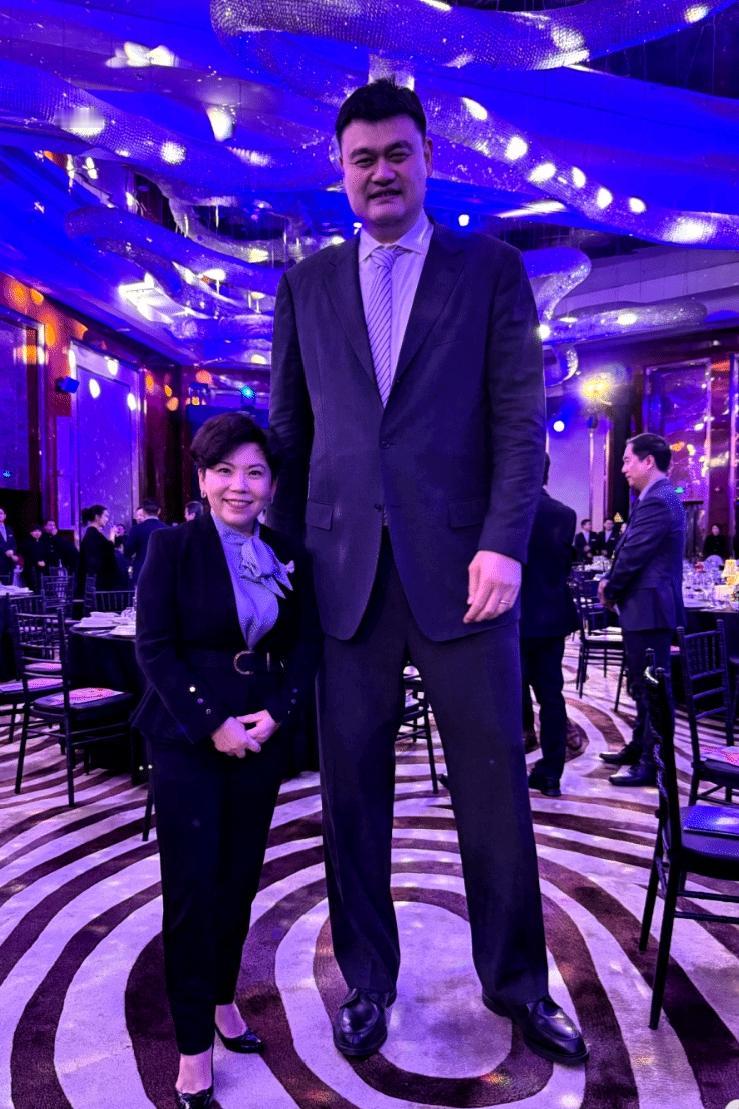 中国体坛最高与最矮的两位巨星同框，身高相差达到71厘米！恐怕国内再也找不到身高如