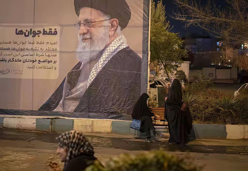 转载网络图片
伊朗街头哈梅内伊宣传画
海报标题：“致青年们”
正文是哈梅内伊的一