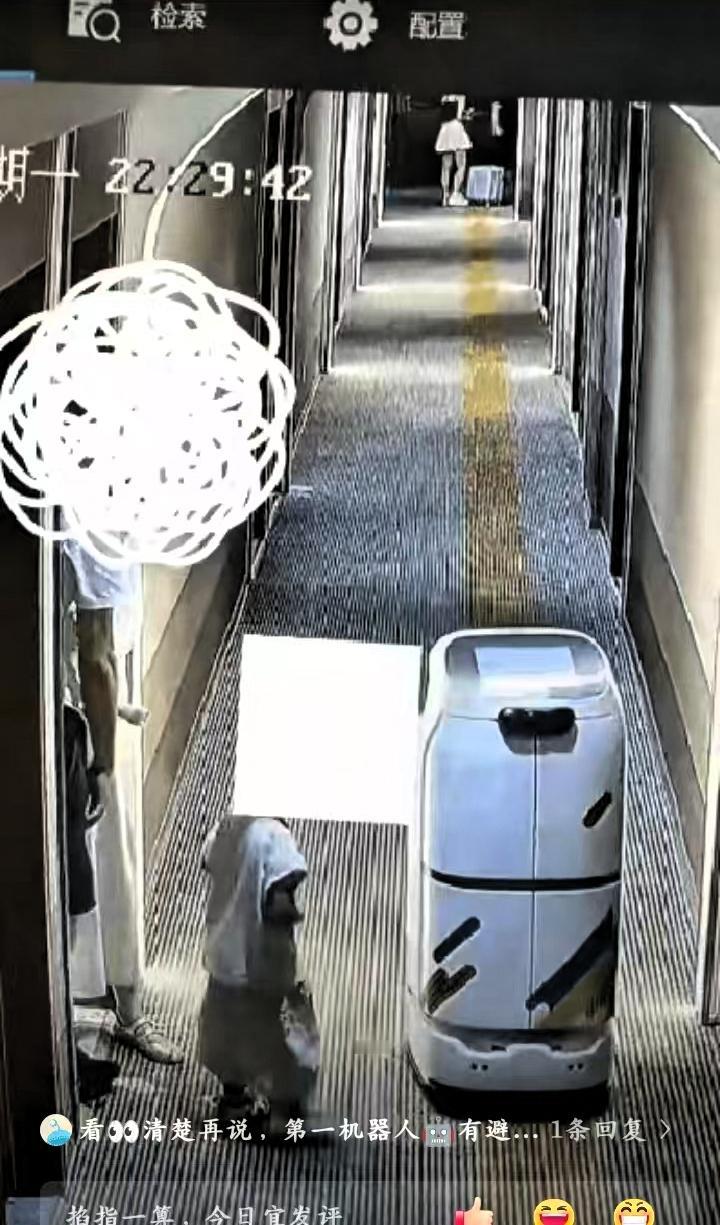 “太坏了”一家四口去旅游，晚上找好酒店后，男子和老婆就抱着二宝准备出门去吃饭，当