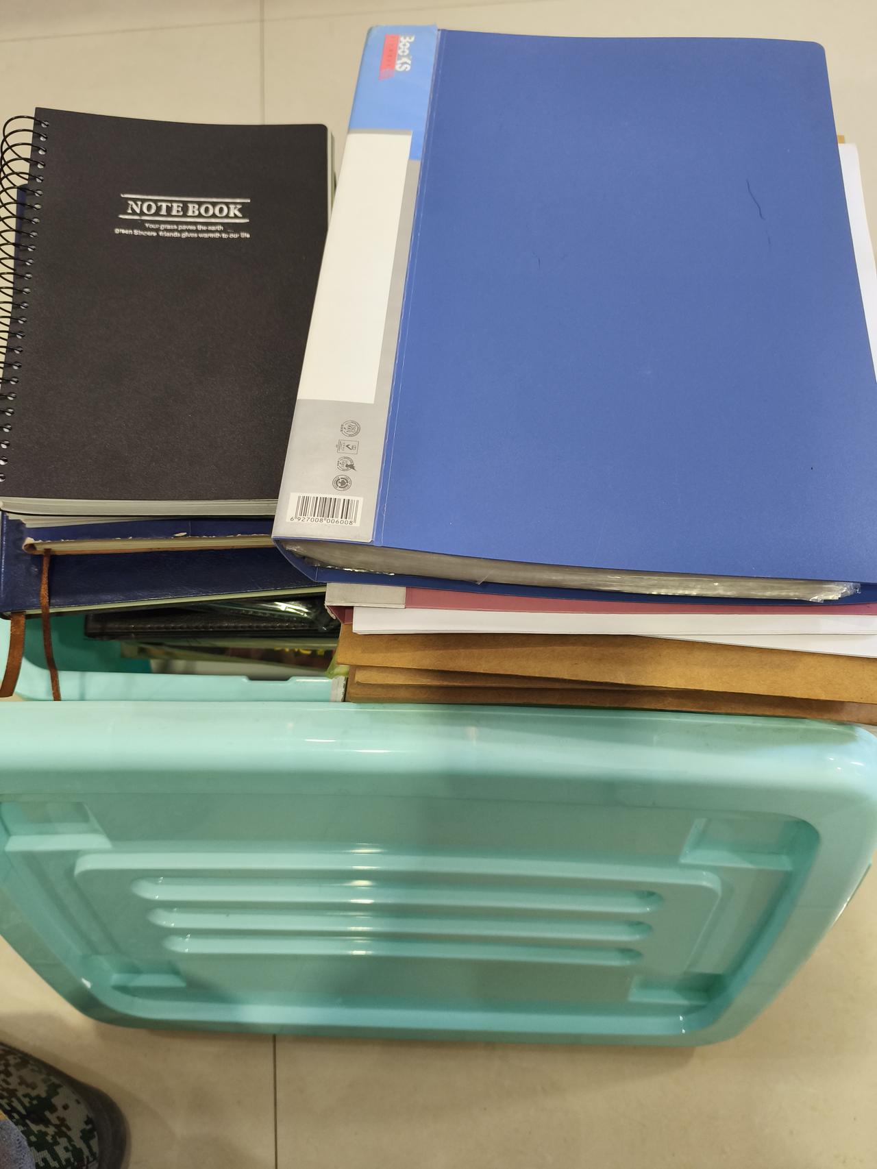 这也太夸张了吧，
上3年班后文档感觉
比上学写得还多，
整整一大箱，
估计能卖几