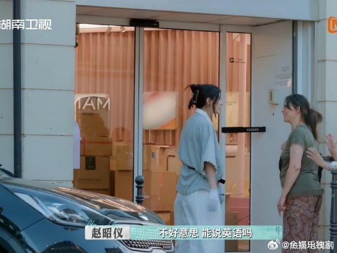 赵昭仪宣传委员上大分赵昭仪速成柜姐有点天赋 还没开门就攒了一堆人气！赵昭仪站在门