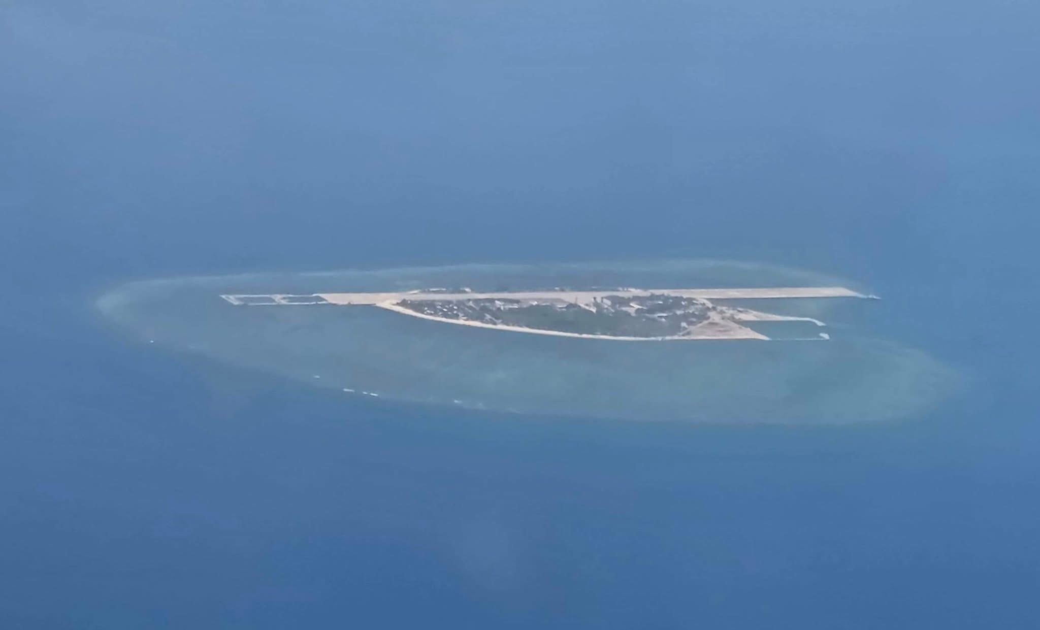 外网图片显示，菲律宾正在中业岛施工，将岛上的跑道延长。 