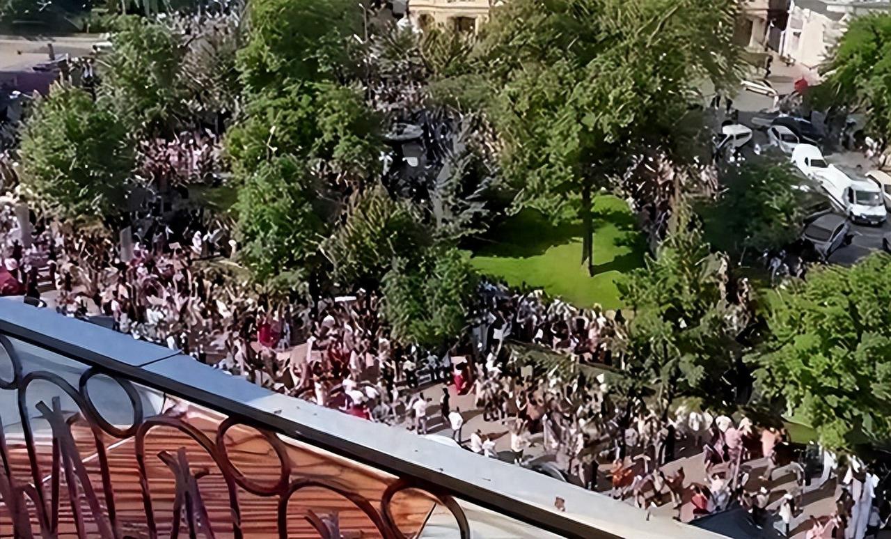 泽连斯基当着全球媒体的面，承认协调存在疏漏，乌克兰全国爆发抗议游行
 
作品声明