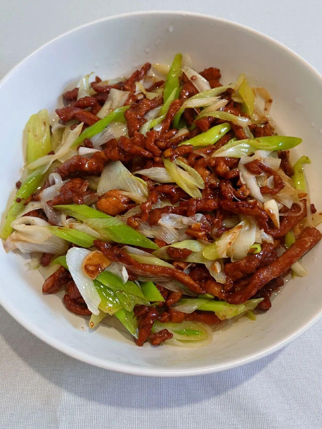上班很辛苦做饭不含糊！今天做葱爆肉丝！