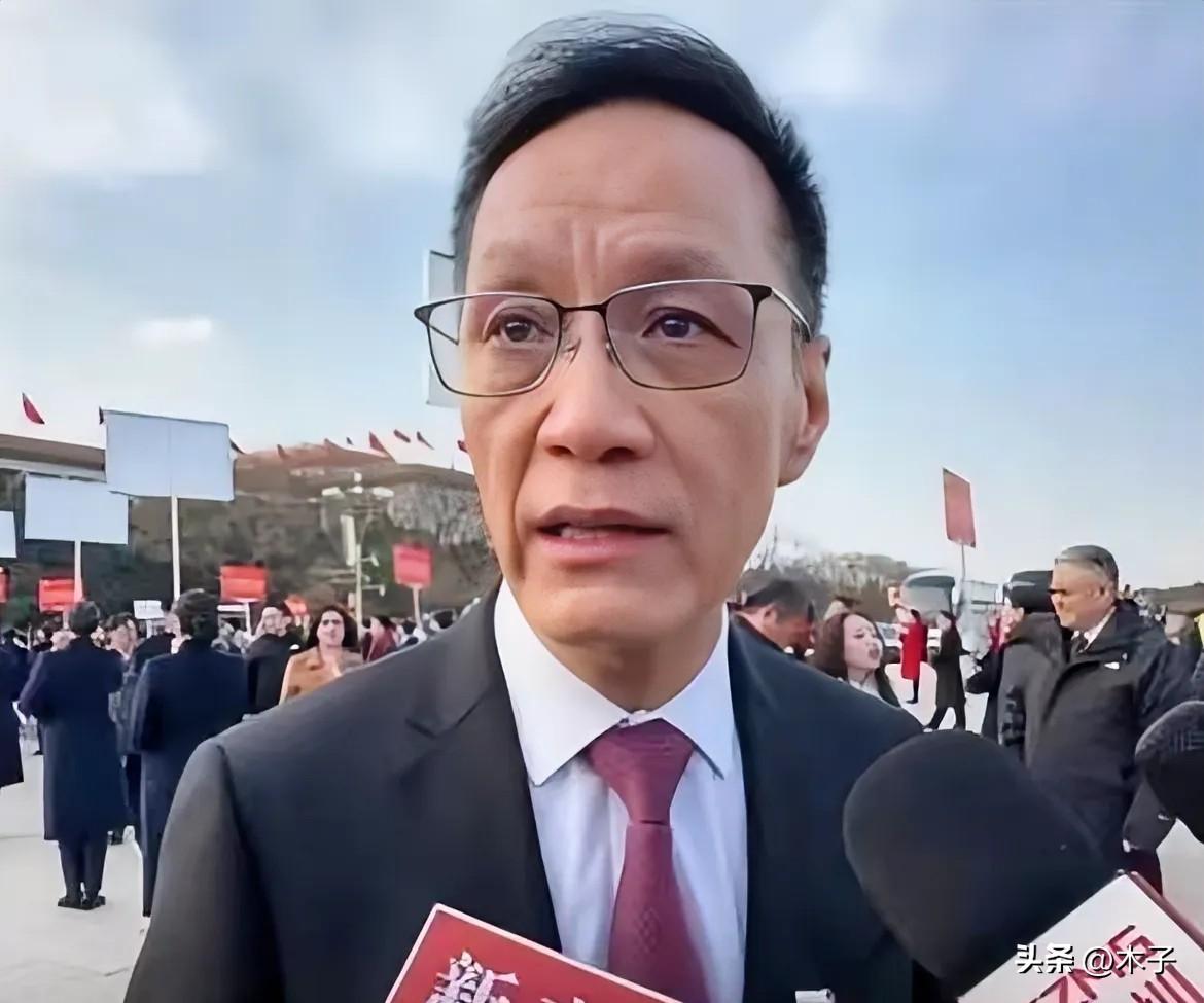 冯远征在两会上的这句话，直接给内娱天天怕AI抢饭碗的演员，指了条最清醒的路！
 