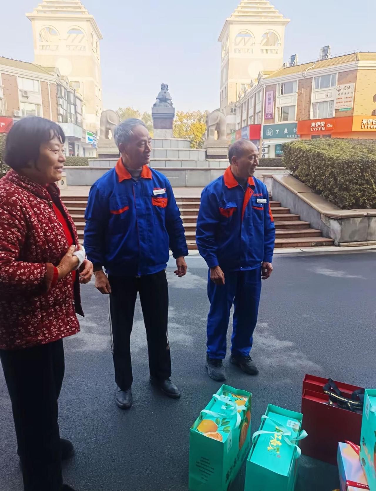 本月13日被施救的老人和儿子带着厚重的礼物和十分感激之情，来感谢救命之恩，其实不