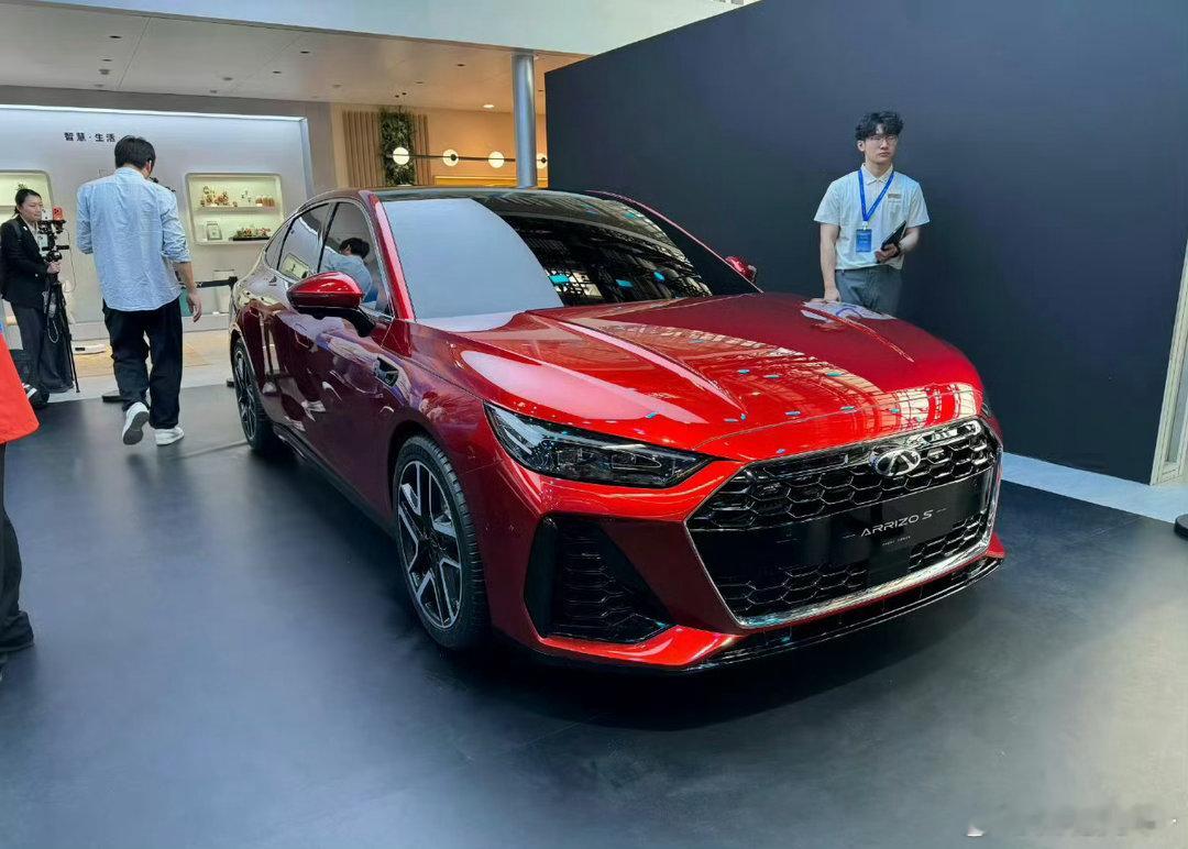 汽车  没放大之前，我以为是奥迪。奥迪奇瑞