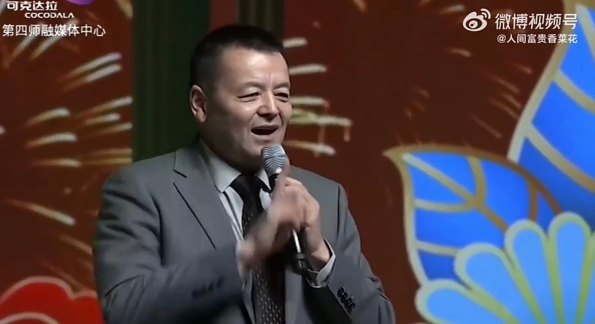 迪丽热巴父亲参加可克达拉春晚 基因的强大感拉满！迪爸爸登台可克达拉春晚尽显才艺，