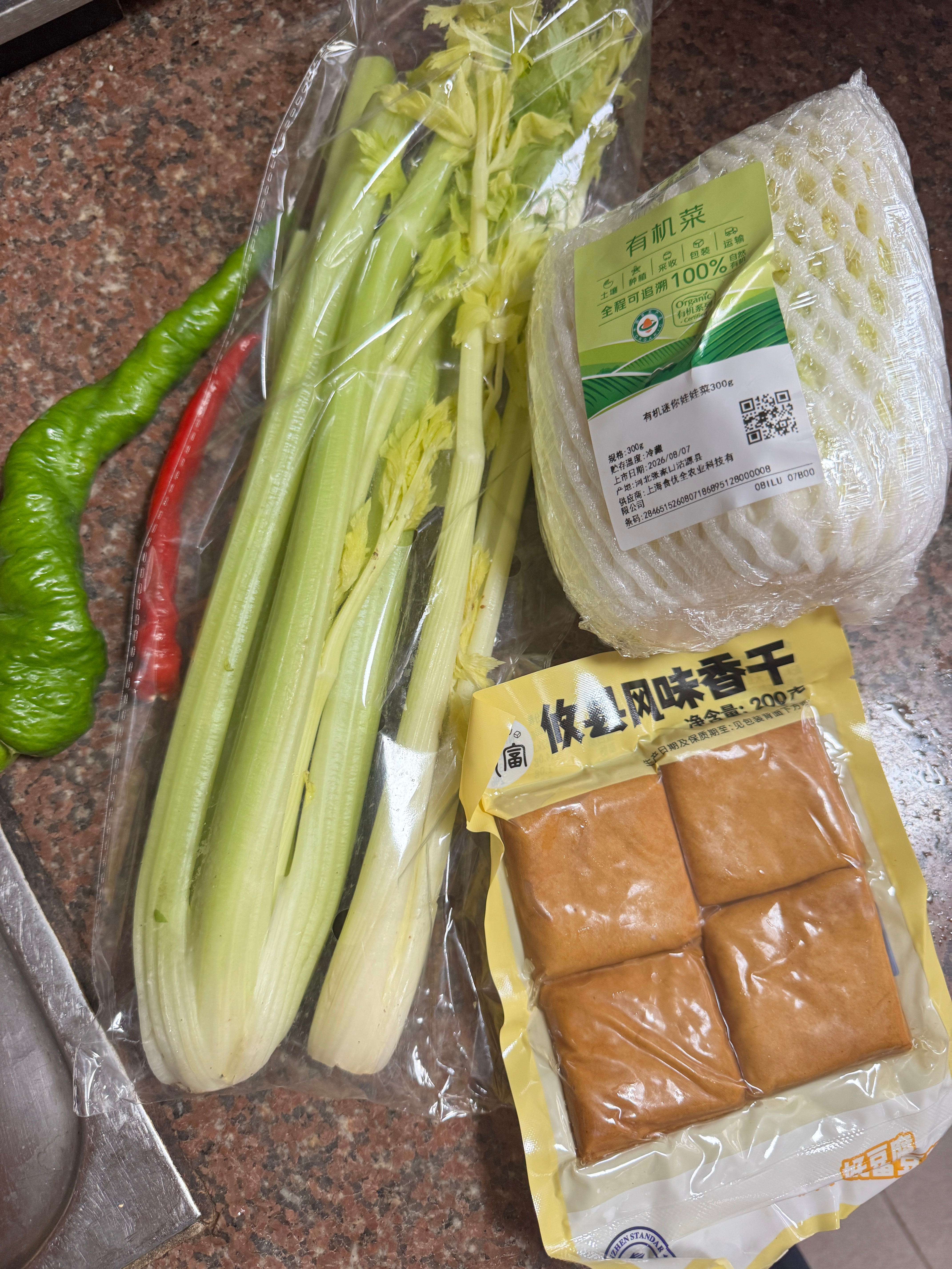 11:50开始做饭，看看我多久能做完，昨天的东北酸菜还没吃完，中午炒两个菜就够了