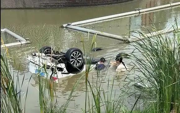 只会半吊子游泳，却水下盲救整车人？

6 月 27 日上午十点左右，在溧阳 23