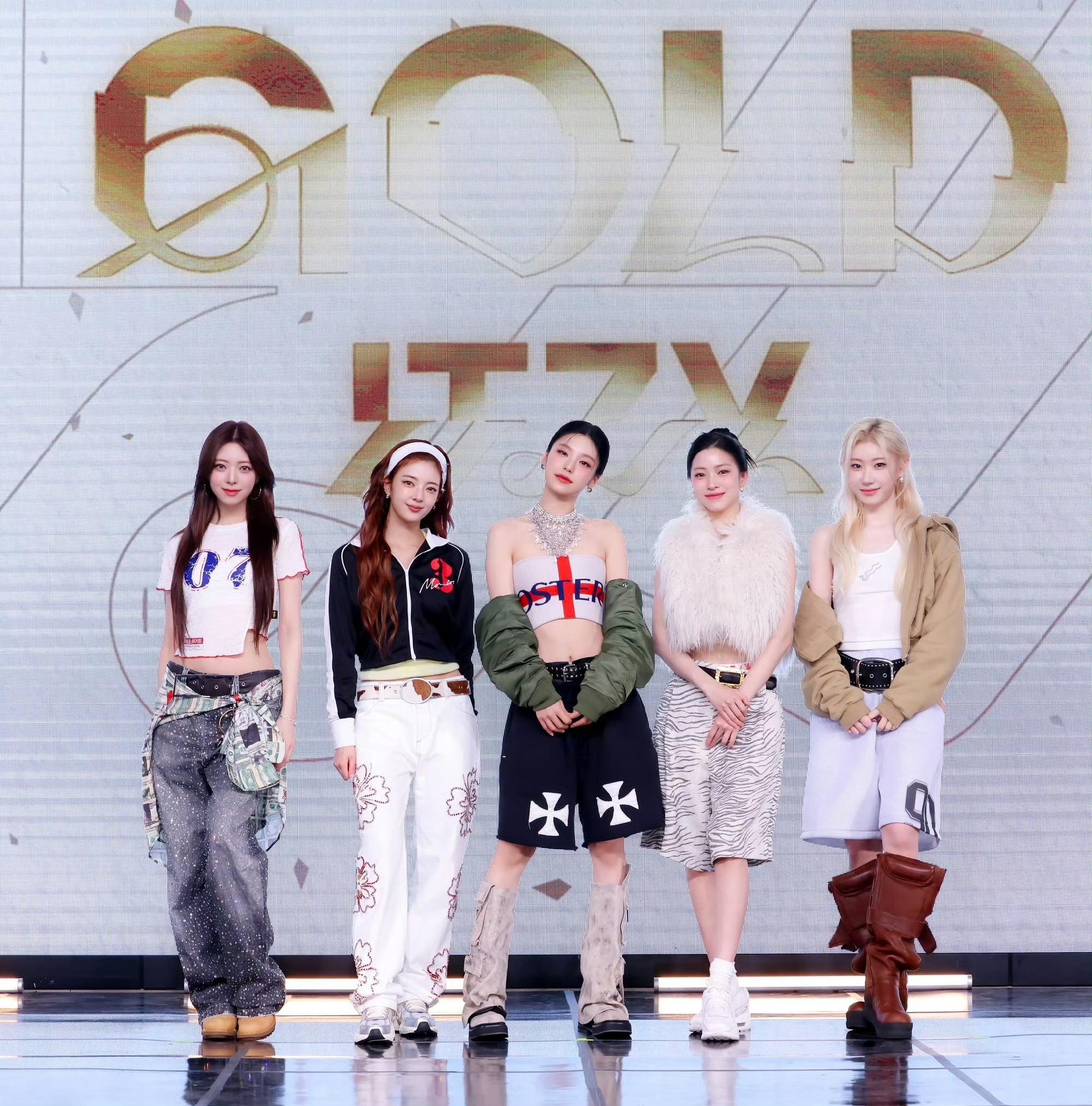 #ITZY完整体新歌MV# 终于等到五人完整回归啦！itzy出席新专辑《GOLD