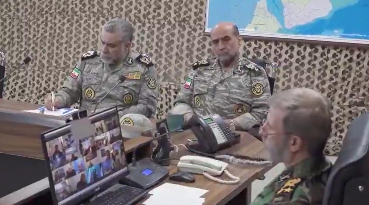 伊朗陆军作战指挥室曝光，这也太高调了。

这是伊朗陆军总司令召开视频会议的画面，