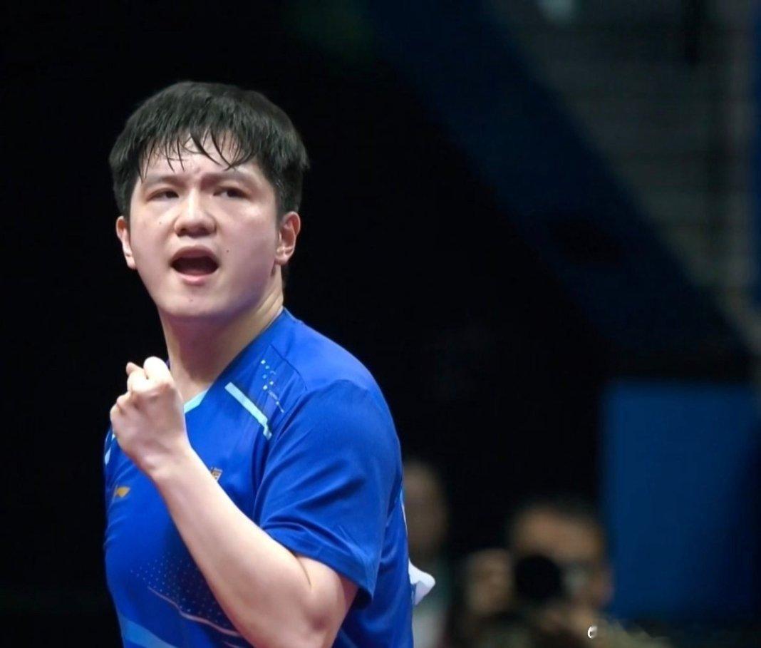 这真是一场高水平的颠峰对决！第十五届全运会男子乒乓球半决赛，樊振东4-2王楚钦，