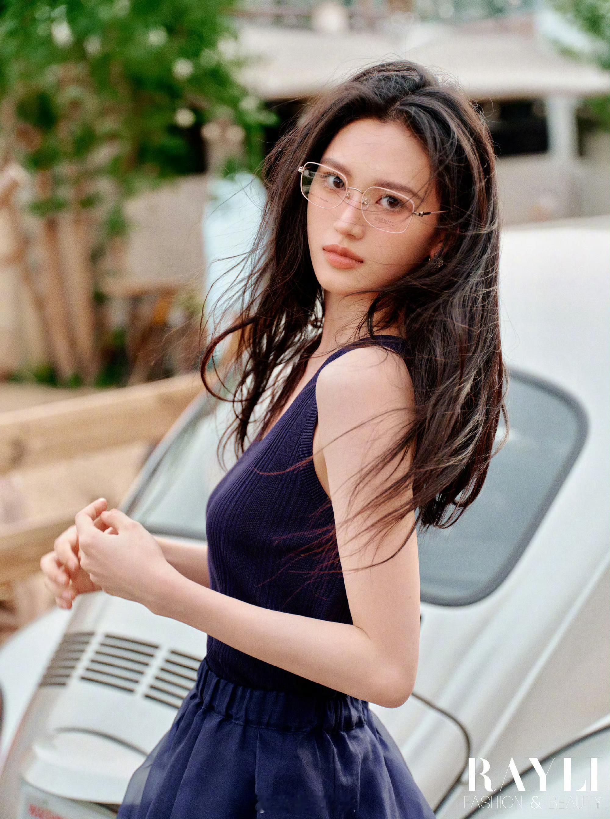 沈羽洁瑞丽轻熟文艺封面沈羽洁瑞丽花涧氛围感神图花与少女的双向奔赴，气质干净又高级