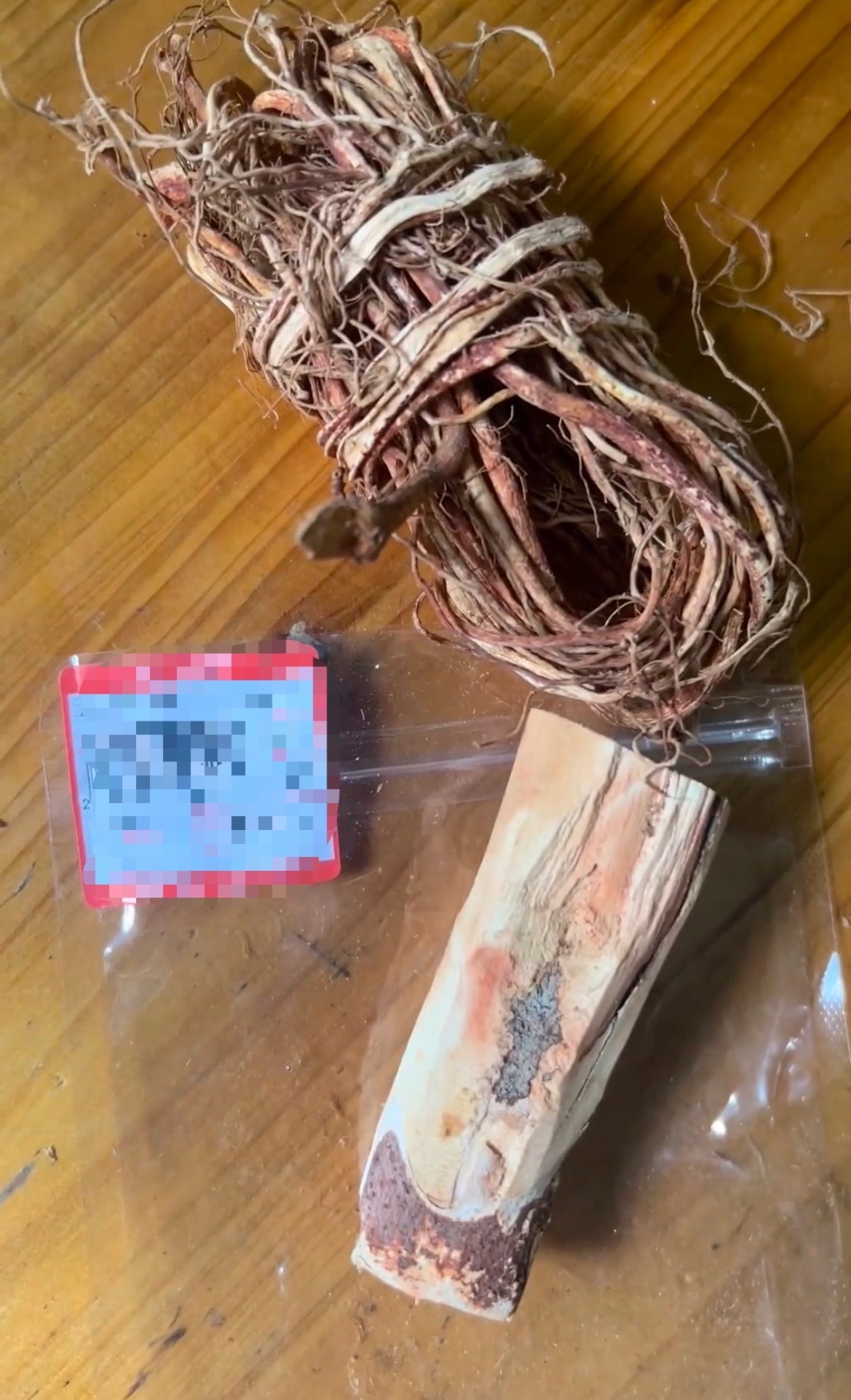 近日，网友反映：玉林一超市的五指毛桃拆开发现里面有木块。 玉林