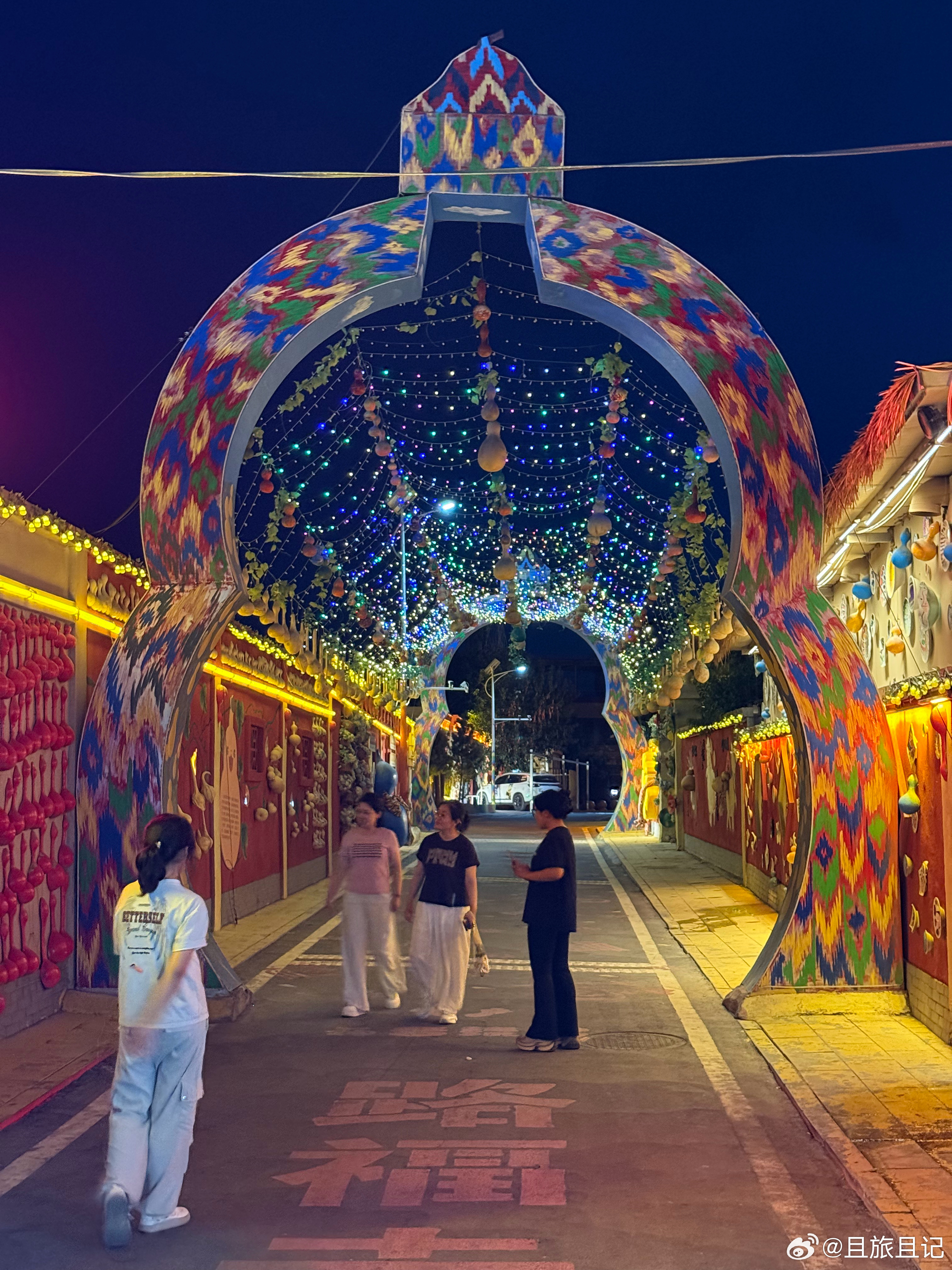 阿勒屯古街，热闹的夜市。 哈密·阿勒屯古街
