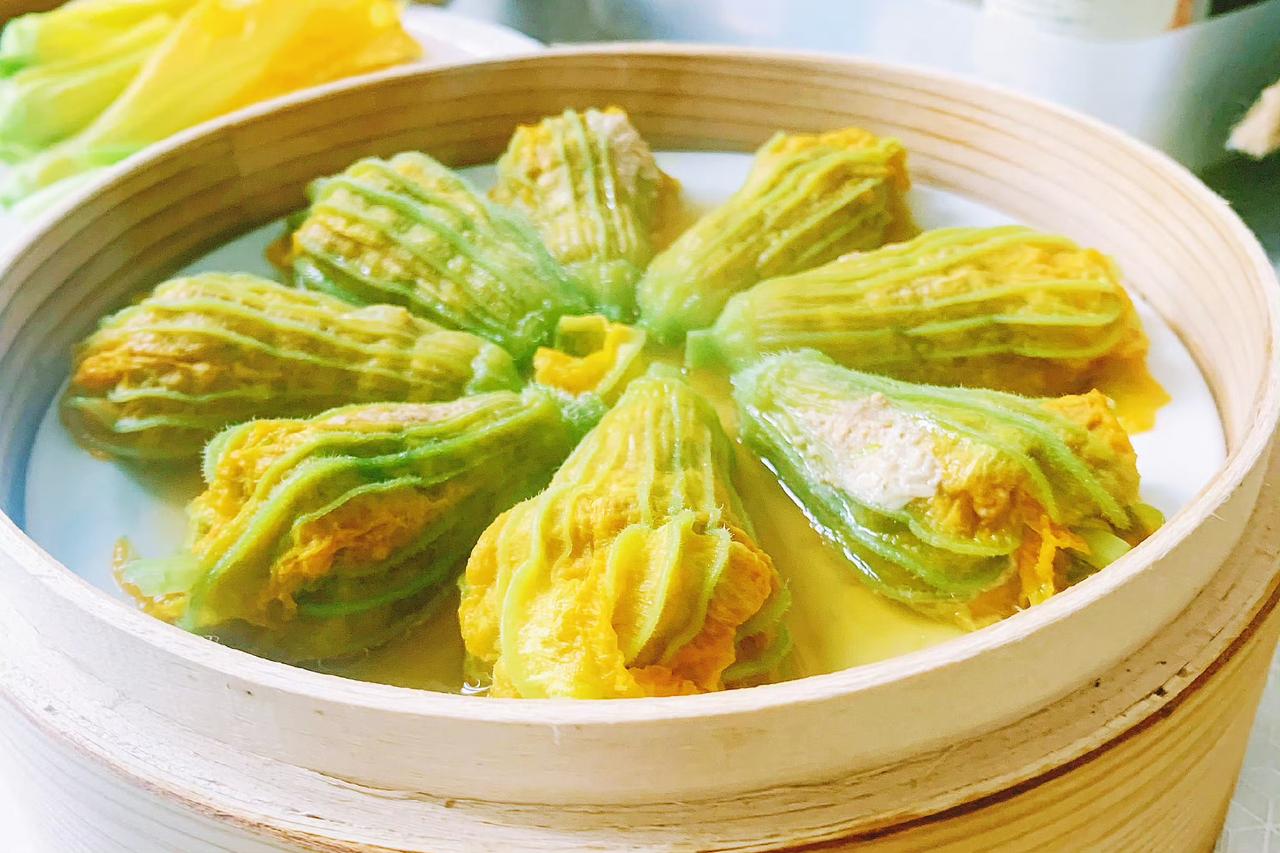 在街边看到有细叶红根韭菜在卖，买了一袋，和面烙韭菜鸡蛋粉条馅饼，加了一小把炸香虾