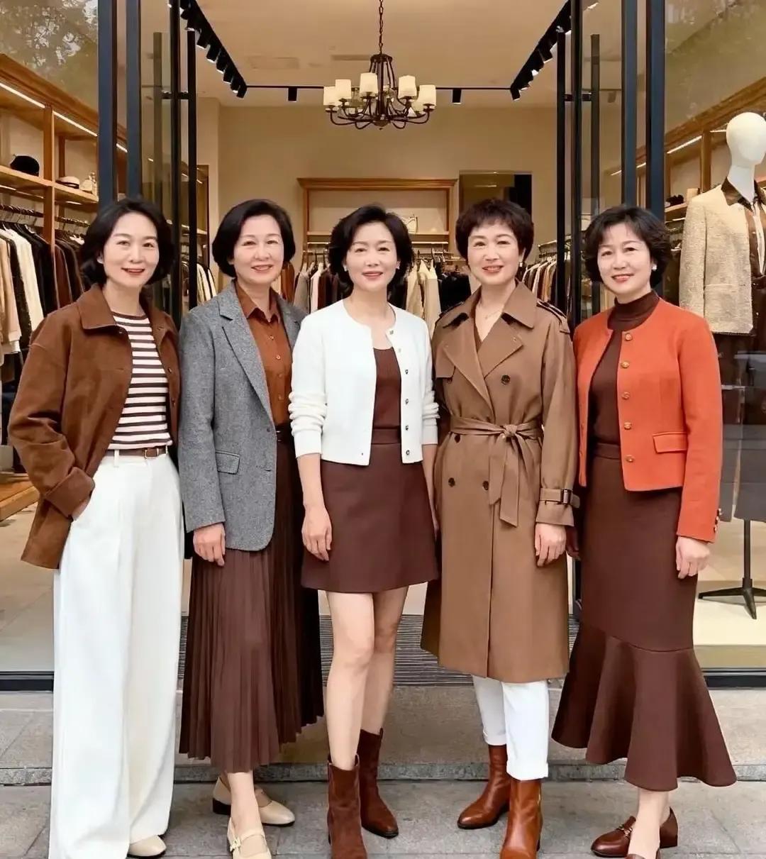 今天路上遇到五位大姐，穿得干净利落，不戴花帽也不围花巾，一看就是城里体制内退休那