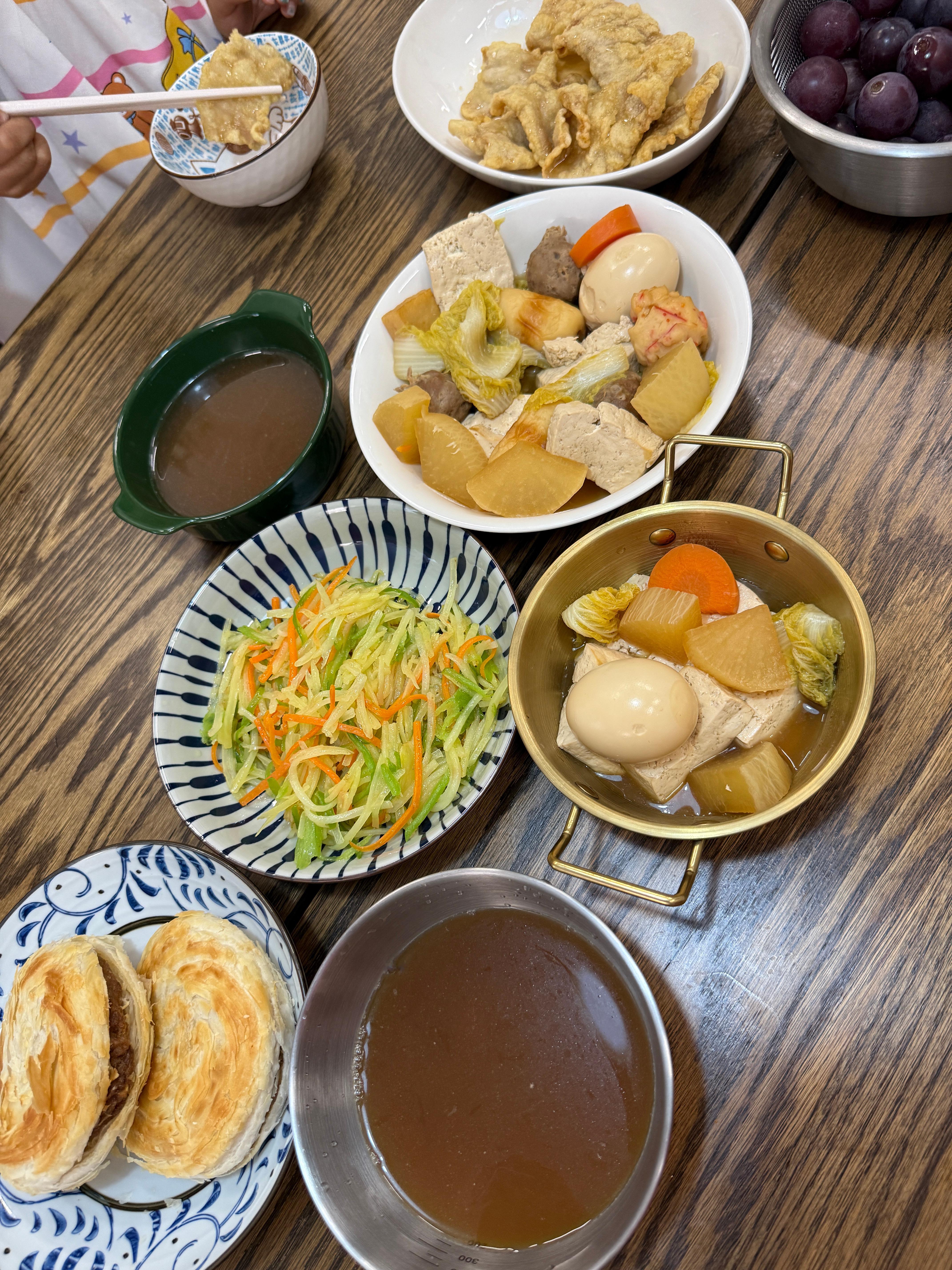 今天突然就好冷🥶晚上又煮了热乎乎的关东煮，空气炸锅版锅包肉，清炒土豆丝，主食是
