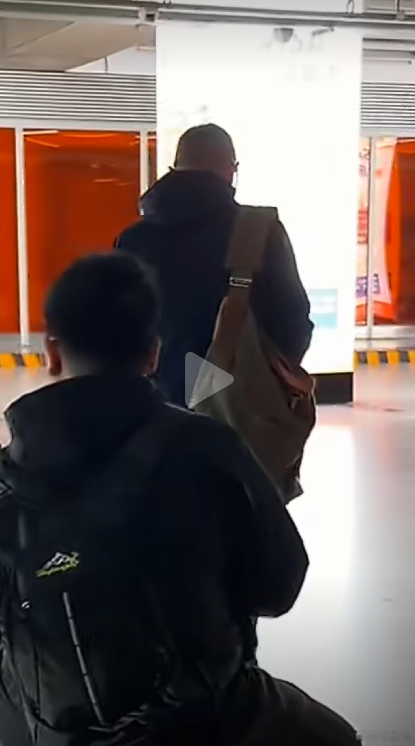 你们的震哥以另一种形式回归了，你们的嫂子带着震哥露面了，还是牛肉不要面。不过露面