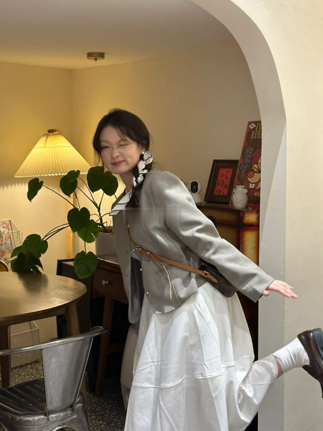 论西装和丝巾的适配度…