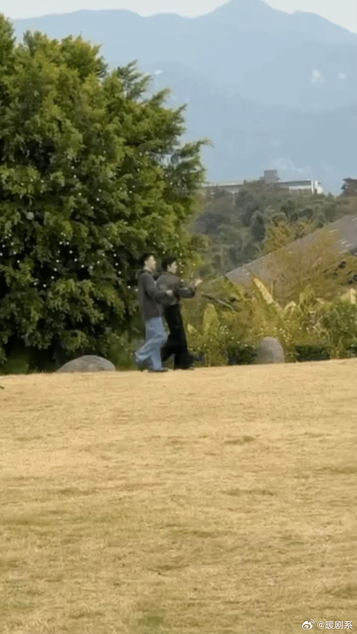 王星越付航跳起舞来发了狠忘了情周五晚高疯 这俩人同框就是欢乐制造机，从上次的满满